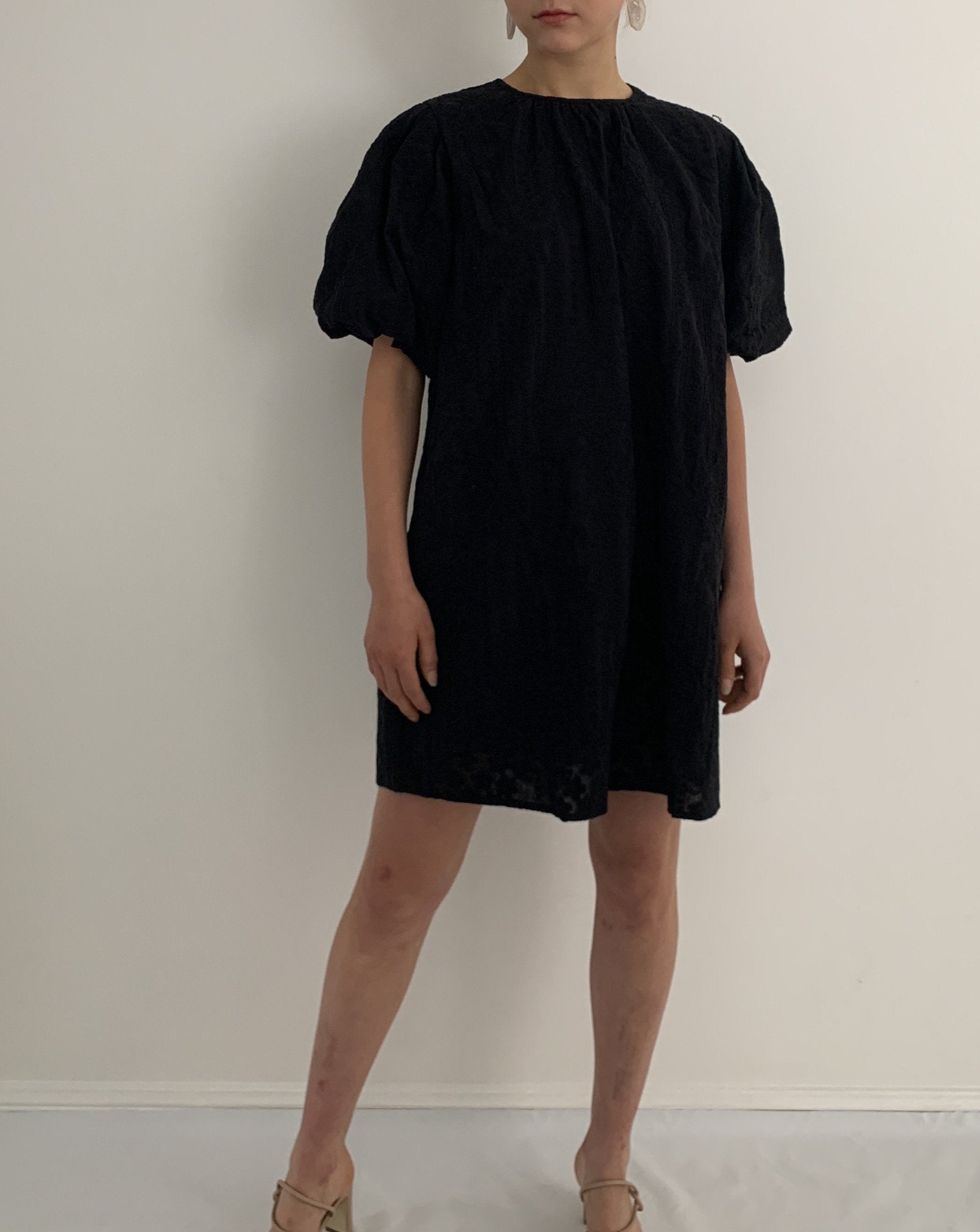 embroidered puff dress in black