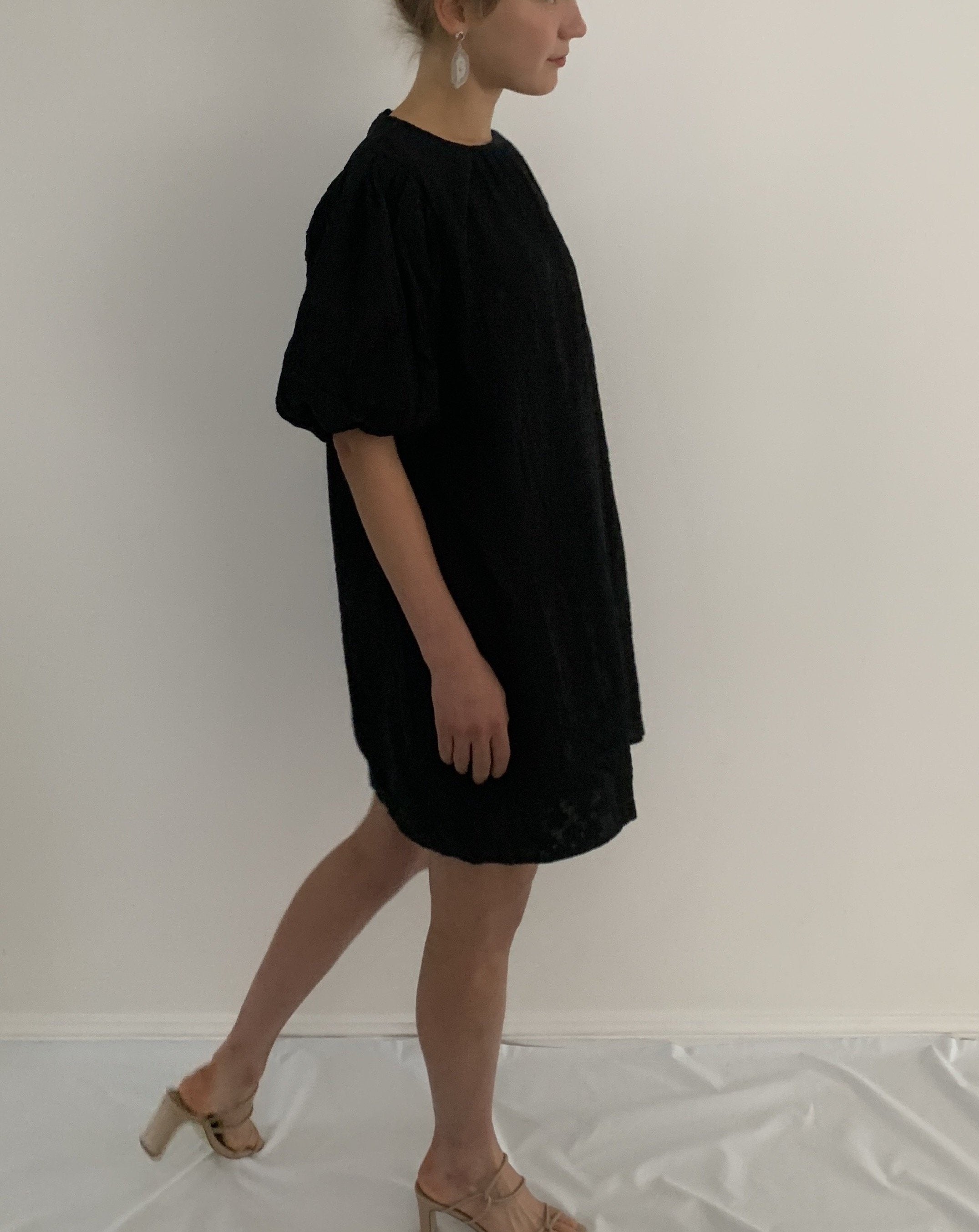 embroidered puff dress in black